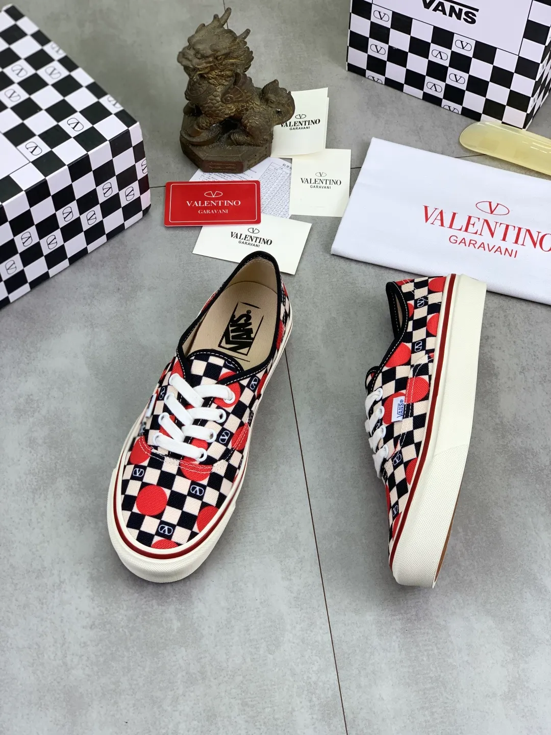 Men's shoes 💰P460 New Valentino❌Wans co-branded Valentino and Vans release new co-branded sneakers, integrating Valentino's Italian high-definition aesthetics and Vans's free and authentic spirit, giving classic shoes a personality that spans the ages. Many stars - Jolin Tsai. Yang Zi. Liu Wen. Ma Baiquan. Choi Soobin. freen. Song Zuer. JJ Lin. zel. Cecilia Cheung. shark. Xin Yunlai...Same style. Female model: 35-42 (41.42 is custom-made and non-refundable) Men's model: 39-46 (45.46 is custom-made and non-refundable)